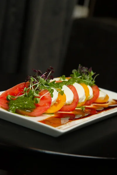 Image de savoureuse salade de tomates et mozzarella — Photo