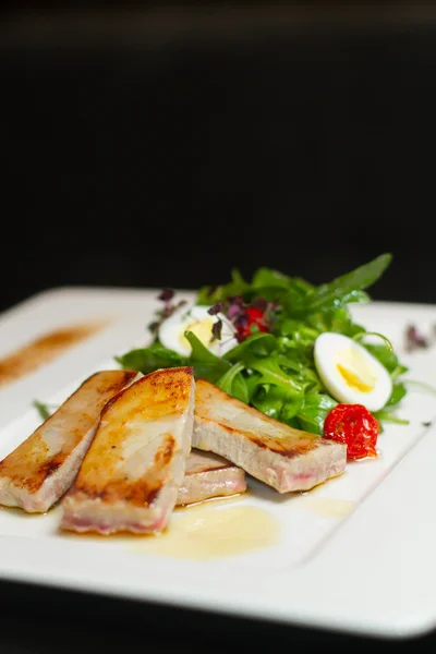 Imagen de sabrosa carne de cerdo con ensalada —  Fotos de Stock