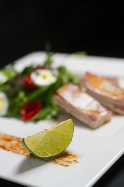 Изображение вкусной свинины с салатом — стоковое фото