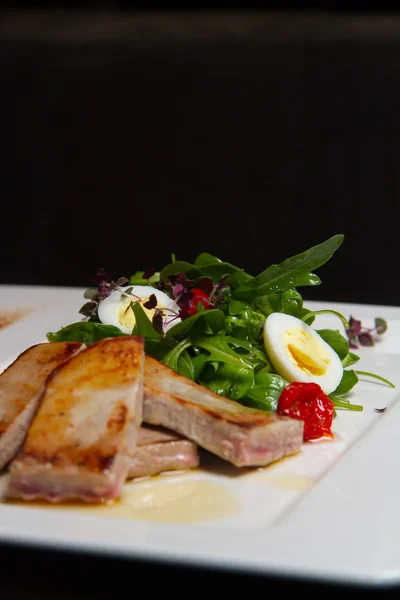 Bild von leckerem Schweinefleisch mit Salat — Stockfoto