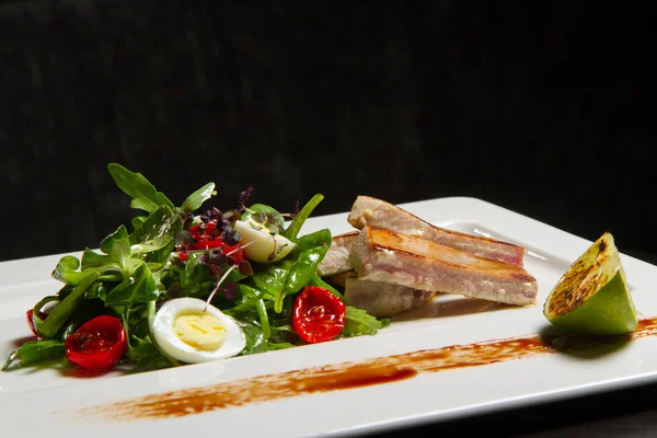 Immagine di gustosa carne di maiale e insalata — Foto Stock