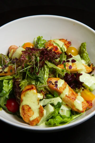 Immagine di insalata con pomodoro di pollo e ciliegia — Foto Stock