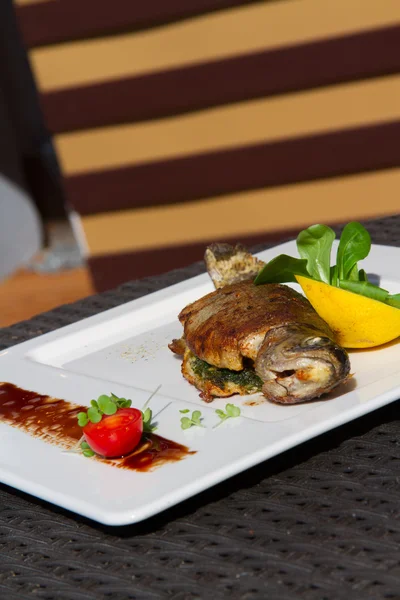 Imagen de sabroso pescado al horno en el plato —  Fotos de Stock