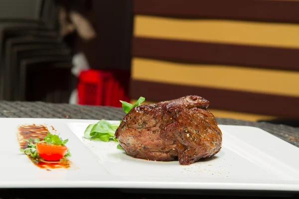 Imagen de la carne de res sabrosa en el plato —  Fotos de Stock