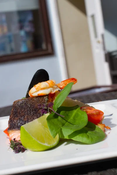Bild gebackener Fisch mit Gemüse, Suppe und Dessert auf dem Tisch — Stockfoto