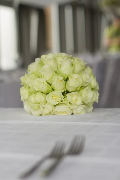 Billede af buket blomster på bordet på hotel - Stock-foto