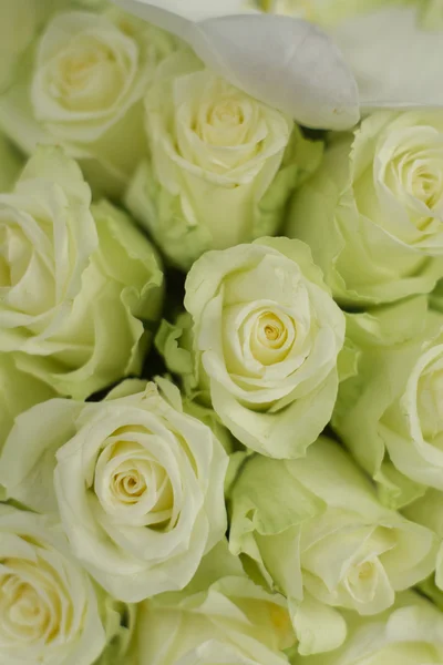 Bild des Blumenstraußes auf dem Tisch im Hotel — Stockfoto