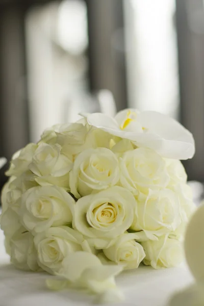 Bilden av bukett blommor på bord i hotel — Stockfoto