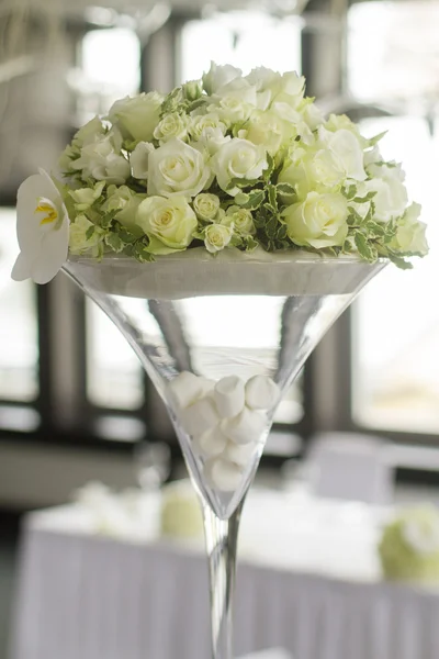 Otelde masaya çiçek buket görüntüsünü