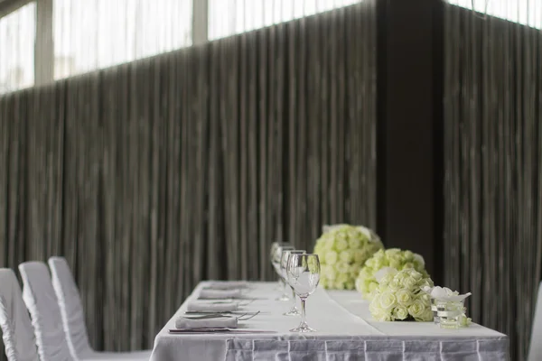 Image of bouquet of flowers on table in hotel — Stock Photo, Image