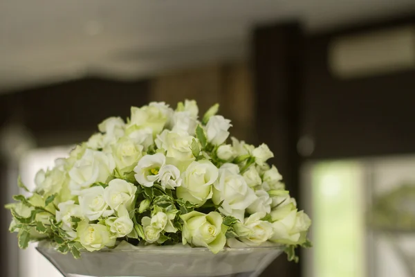 Изображение букета цветов на столе в отеле — стоковое фото