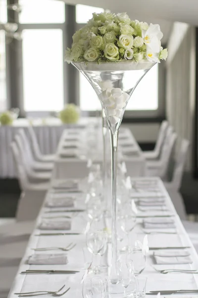 Otelde masaya çiçek buket görüntüsünü