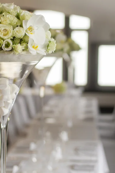 Image of bouquet of flowers on table in hotel — Stock Photo, Image