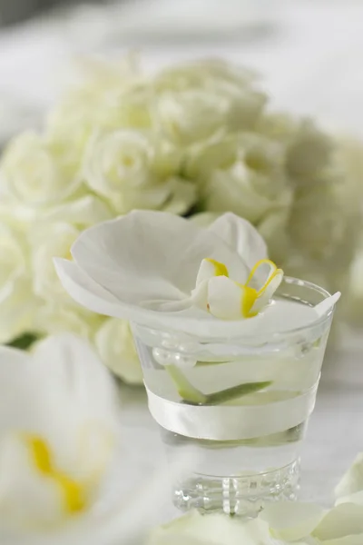 Otelde masaya çiçek buket görüntüsünü