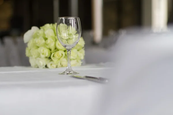 Image of bouquet of flowers on table in hotel — Stock Photo, Image