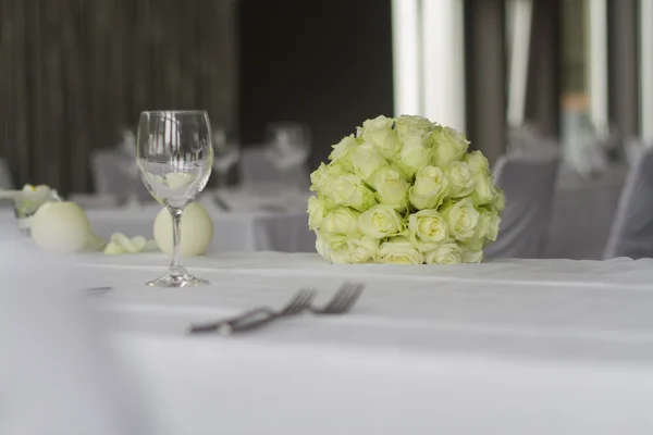 Image of bouquet of flowers on table in hotel — Stock Photo, Image