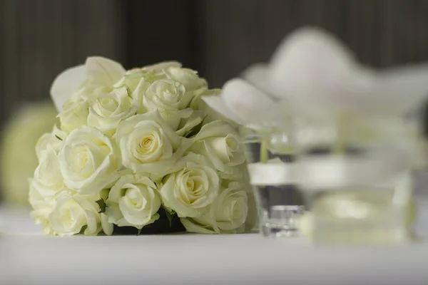 Bilden av bukett blommor på bord i hotel — Stockfoto