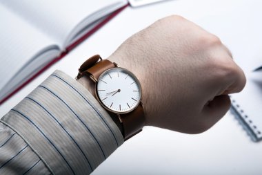 İşyeri işadamı saate benziyor