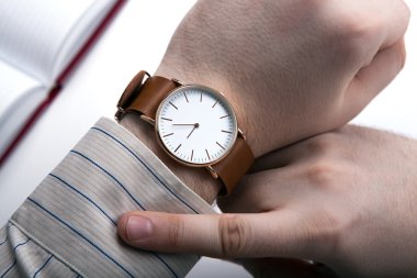 adam o zaman bakan yakın çekim