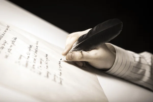 Författare skriver en fontän penna på papper arbete — Stockfoto