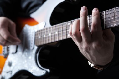 Gitar çalan gitarist