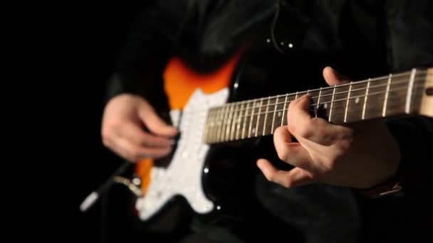 Guitarrista tocando la guitarra — Vídeos de Stock