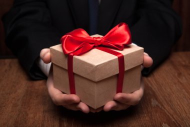 hediye kutu kırmızı kurdele ile el beyaz