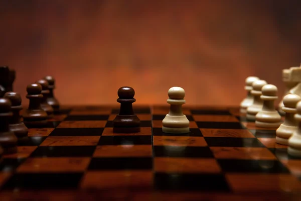 Jeu d'échecs avec des pièces sur la table — Photo