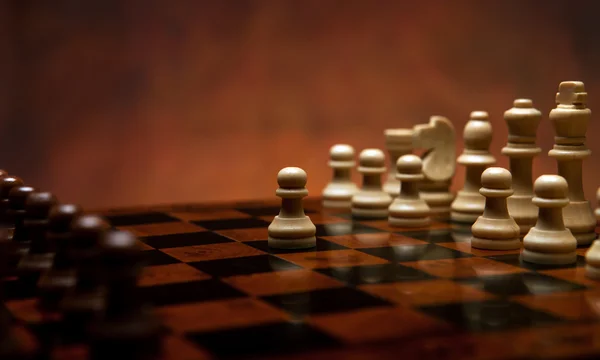 Gry w szachy z kawałków na stole — Zdjęcie stockowe