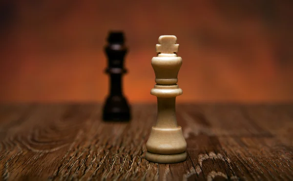 Šachová hra s figurkami na stůl — Stock fotografie