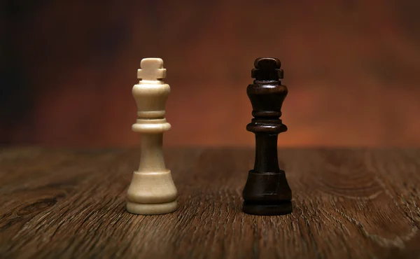 Juego de ajedrez con piezas sobre la mesa — Foto de Stock