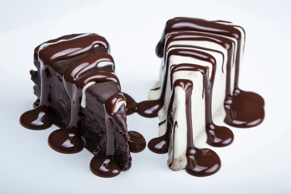 Tortas de chocolate en un plato de cerca — Foto de Stock