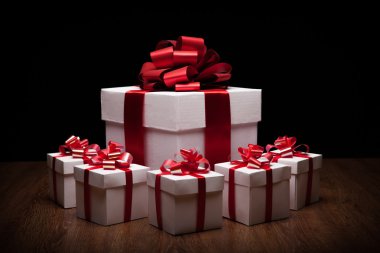 bir büyük beyaz hediye kutusu ile küçük hediye kutuları