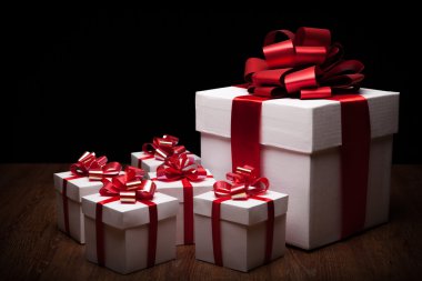 bir büyük beyaz hediye kutusu ile küçük hediye kutuları