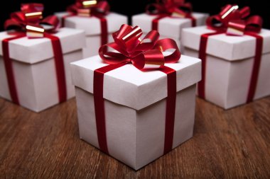 küçük hediye kutuları tablo