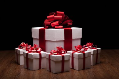 bir büyük beyaz hediye kutusu ile küçük hediye kutuları