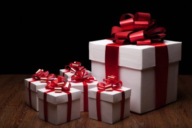 bir büyük beyaz hediye kutusu ile küçük hediye kutuları