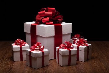 bir büyük beyaz hediye kutusu ile küçük hediye kutuları