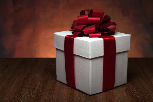Een grote witte cadeau doos op de houten tafel — Stockfoto