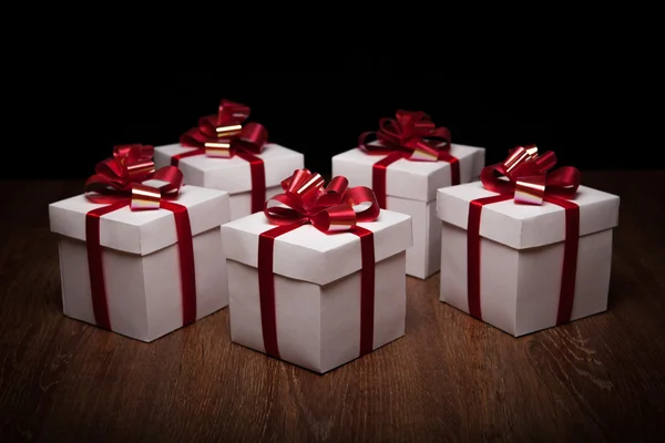 Piccole scatole regalo sul tavolo — Foto Stock