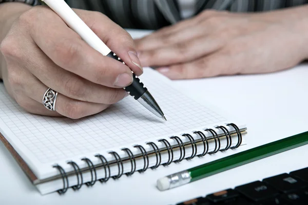 Femme se prépare pour le travail écrit — Photo