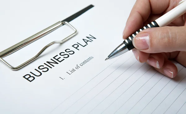 Empresário preenche um plano — Fotografia de Stock