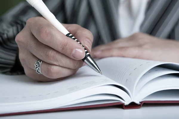 Vrouw bereidt zich voor geschreven werk — Stockfoto