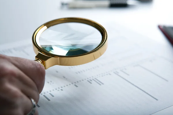 Inschrijving baan zoeken en een hand met een vergrootglas — Stockfoto