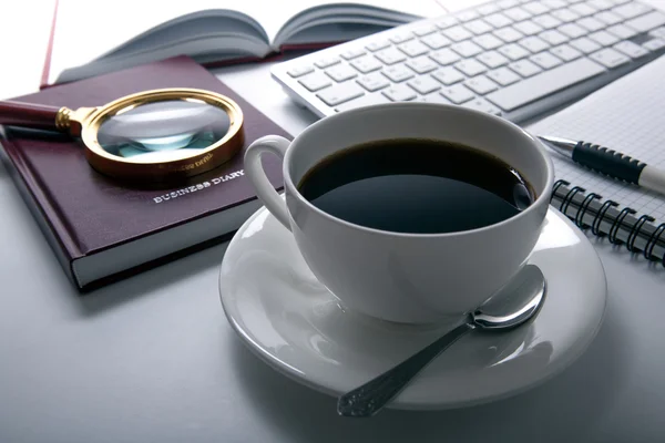 Desayuno con café en el lugar de trabajo —  Fotos de Stock