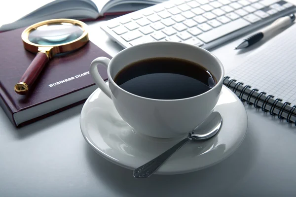 Desayuno con café en el lugar de trabajo — Foto de Stock