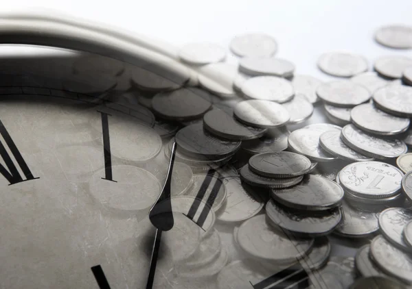 Pila de monedas con esfera de reloj — Foto de Stock