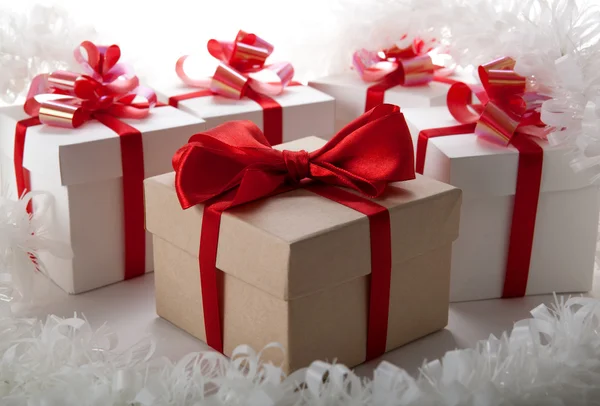 One large gift box and white gift boxes — Stock Photo, Image