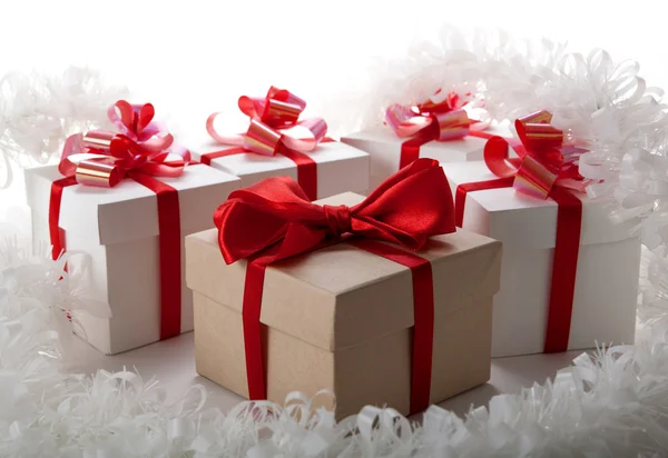 Una grande confezione regalo e scatole regalo bianche — Foto Stock