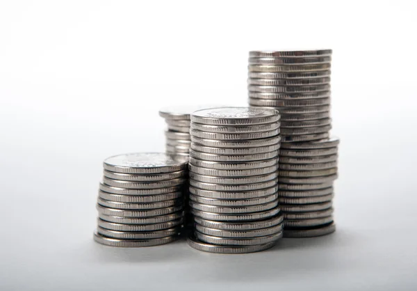 Hromádky mincí na bílém pozadí — Stock fotografie